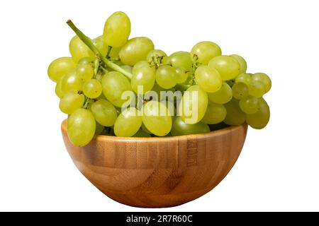 Uva verde in ciotola. Prodotti agricoli biologici. Grappolo di uve fresche isolato su fondo bianco Foto Stock