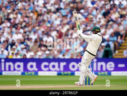 L'australiano Usman Khawaja battendo durante il secondo giorno della prima partita di test delle Ashes a Edgbaston, Birmingham. Data immagine: Sabato 17 giugno 2023. Foto Stock