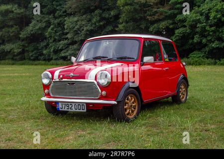 1992, 90s anni novanta Rover Mini Mayfair Red Car Saloon benzina 998 cc; una gamma di appassionati di veicoli rari, emozionanti e insoliti e partecipanti alla vetrina del villaggio di Worden Park Motor, Leyland Festival, Regno Unito Foto Stock