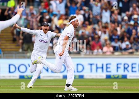 Birmingham, Regno Unito. 17th giugno, 2023. Stuart Broad in Inghilterra festeggia con ben Stokes dopo aver licenziato Marnus Labushchagne in Australia durante il primo test delle Ashes a Edgbaston. Il credito di foto dovrebbe essere: Ben Whitley/Alamy Live News. Foto Stock