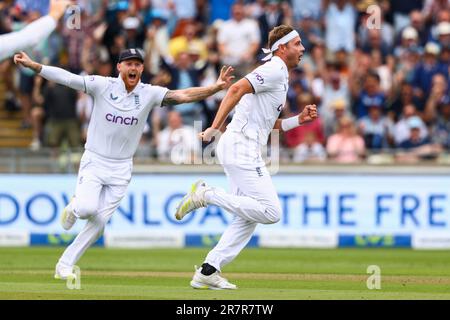 Birmingham, Regno Unito. 17th giugno, 2023. Stuart Broad in Inghilterra festeggia con ben Stokes dopo aver licenziato Marnus Labushchagne in Australia durante il primo test delle Ashes a Edgbaston. Il credito di foto dovrebbe essere: Ben Whitley/Alamy Live News. Foto Stock