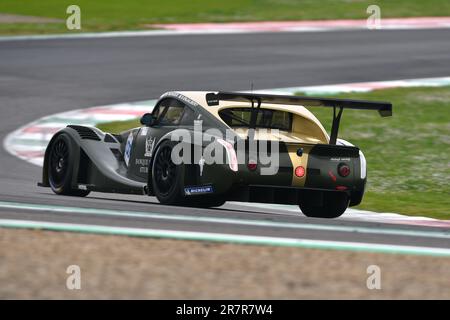 Scarperia, 2 aprile 2023: Morgan Aero 8 GT3° anno 2009 in azione durante il Mugello Classic 2023 sul circuito del Mugello in Italia. Foto Stock