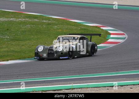 Scarperia, 2 aprile 2023: Morgan Aero 8 GT3° anno 2009 in azione durante il Mugello Classic 2023 sul circuito del Mugello in Italia. Foto Stock
