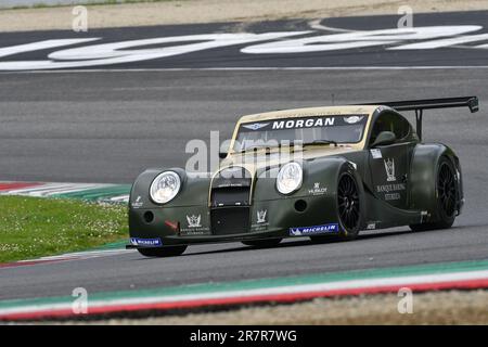 Scarperia, 2 aprile 2023: Morgan Aero 8 GT3° anno 2009 in azione durante il Mugello Classic 2023 sul circuito del Mugello in Italia. Foto Stock