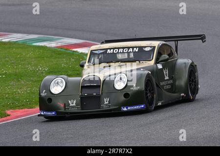 Scarperia, 2 aprile 2023: Morgan Aero 8 GT3° anno 2009 in azione durante il Mugello Classic 2023 sul circuito del Mugello in Italia. Foto Stock