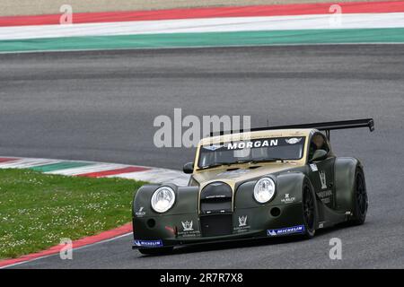 Scarperia, 2 aprile 2023: Morgan Aero 8 GT3° anno 2009 in azione durante il Mugello Classic 2023 sul circuito del Mugello in Italia. Foto Stock