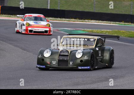 Scarperia, 2 aprile 2023: Morgan Aero 8 GT3° anno 2009 in azione durante il Mugello Classic 2023 sul circuito del Mugello in Italia. Foto Stock
