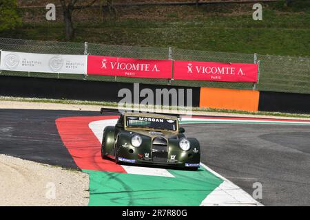 Scarperia, 2 aprile 2023: Morgan Aero 8 GT3° anno 2009 in azione durante il Mugello Classic 2023 sul circuito del Mugello in Italia. Foto Stock