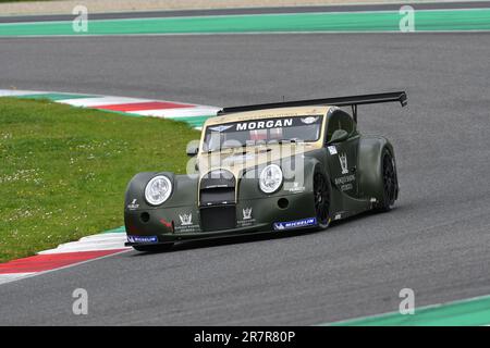 Scarperia, 2 aprile 2023: Morgan Aero 8 GT3° anno 2009 in azione durante il Mugello Classic 2023 sul circuito del Mugello in Italia. Foto Stock