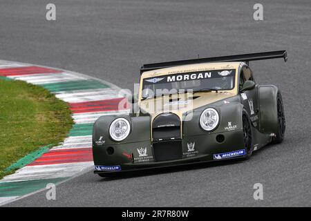 Scarperia, 2 aprile 2023: Morgan Aero 8 GT3° anno 2009 in azione durante il Mugello Classic 2023 sul circuito del Mugello in Italia. Foto Stock