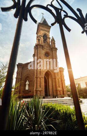 Chiesa cattolica di San Vista di Giovanni Battista dalla strada attraverso la recinzione fu costruita nel 1915 dai prigionieri di guerra europei a Samarcanda, Uzbekistan Foto Stock