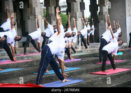 Colombo, Sri Lanka. 17th giugno, 2023. La gente esegue lo yoga per celebrare la prossima Giornata Internazionale dello Yoga, che cade il 21 giugno, a Colombo, Sri Lanka, 17 giugno 2023. Credit: Gayan Sameera/Xinhua/Alamy Live News Foto Stock