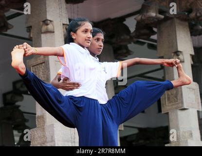 Colombo, Sri Lanka. 17th giugno, 2023. La gente esegue lo yoga per celebrare la prossima Giornata Internazionale dello Yoga, che cade il 21 giugno, a Colombo, Sri Lanka, 17 giugno 2023. Credit: Ajith Perera/Xinhua/Alamy Live News Foto Stock