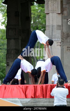 Colombo, Sri Lanka. 17th giugno, 2023. La gente esegue lo yoga per celebrare la prossima Giornata Internazionale dello Yoga, che cade il 21 giugno, a Colombo, Sri Lanka, 17 giugno 2023. Credit: Gayan Sameera/Xinhua/Alamy Live News Foto Stock