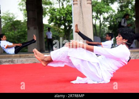 Colombo, Sri Lanka. 17th giugno, 2023. La gente esegue lo yoga per celebrare la prossima Giornata Internazionale dello Yoga, che cade il 21 giugno, a Colombo, Sri Lanka, 17 giugno 2023. Credit: Gayan Sameera/Xinhua/Alamy Live News Foto Stock