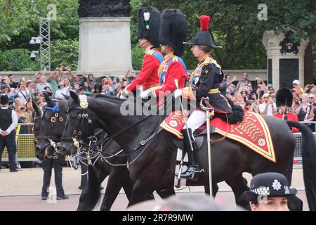 The Mall, Londra, Regno Unito. 17th giugno 2023. Trovando il colore, grandi folle riempiono il Mall per guardarlo. Principe Guglielmo, Principe Edoardo e Principessa Anna. Credit: Matthew Chattle/alamy Live News Foto Stock