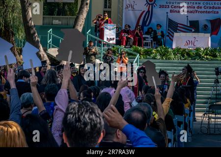 Il Southwestern College ha tenuto la sua cerimonia di laurea a Tijuana per 64 studenti che hanno una famiglia che non poteva attraversare il confine con la contea di San Diego per l'evento nel campus universitario. L'evento si è tenuto presso l'Escuela preparatoria Federal Lázaro Cárdenas di Tijuana. I rappresentanti del Southwestern College dicono di essere impegnati a portare una cultura del bi-nazionalismo all'istruzione e a sostenere la California Assembly Bill 91 che darebbe lezioni in stato all'università della California a chiunque vivesse entro 45 miglia dal confine messicano con San Diego e le contee imperiali. Giugno 15, 2023. (Matt Foto Stock