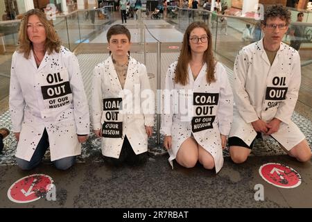 Londra, Regno Unito. 17 giugno, 2023. Attivisti del clima degli scienziati per la fase XR una protesta chiede al Museo della Scienza di Londra di smettere di accettare la sponsorizzazione dei combustibili fossili da parte dell'Adani Group, un importante produttore di carbone e della compagnia petrolifera statale norvegese Equinor e del gigante petrolifero britannico BP. La protesta fa seguito alle recenti osservazioni del Segretario generale delle Nazioni Unite Antonio Gutteres, secondo cui le aziende produttrici di combustibili fossili stavano cercando di combattere la minaccia del riscaldamento globale. Credit: Ron Fassbender/Alamy Live News Foto Stock