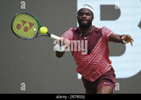 Stoccarda, Germania. 17th giugno, 2023. Tennis: ATP Tour - Stuttgart, Singles, Men, Semifinali. Tiafoe (USA) - Fucsovics (Ungheria). Frances Tiafoe in azione. Credit: Marijan Murat/dpa/Alamy Live News Foto Stock