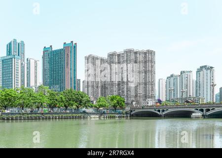 Edifici residenziali urbani vicino al Ponte Jiuyan a Chengdu in una giornata di sole. Foto Stock