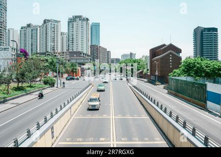 Edifici residenziali urbani vicino al Ponte Jiuyan a Chengdu in una giornata di sole. Foto Stock