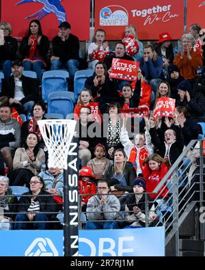 17th giugno 2023; Ken Rosewall Arena, Sydney, NSW, Australia: Suncorp Super Netball , New South Wales Swifts contro Adelaide Thunderbirds; i fan di Swifts allietano la loro squadra Foto Stock