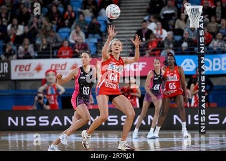 17th giugno 2023; Ken Rosewall Arena, Sydney, NSW, Australia: Suncorp Super Netball , New South Wales Swifts contro Adelaide Thunderbirds; Helen Housby dei NSW Swifts cattura un passo Foto Stock