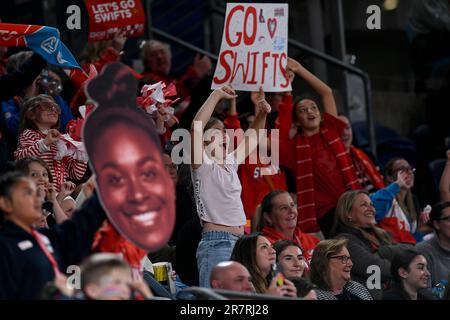 17th giugno 2023; Ken Rosewall Arena, Sydney, NSW, Australia: Suncorp Super Netball , New South Wales Swifts contro Adelaide Thunderbirds; i fan di Swifts allietano la loro squadra Foto Stock