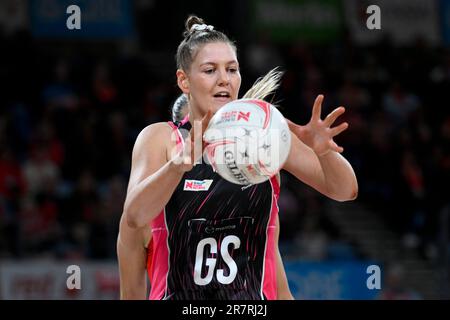 17th giugno 2023; Ken Rosewall Arena, Sydney, NSW, Australia: Suncorp Super Netball , New South Wales Swifts contro Adelaide Thunderbirds; Lucy Austin della Adelaide Thunderbirds cattura la palla Foto Stock