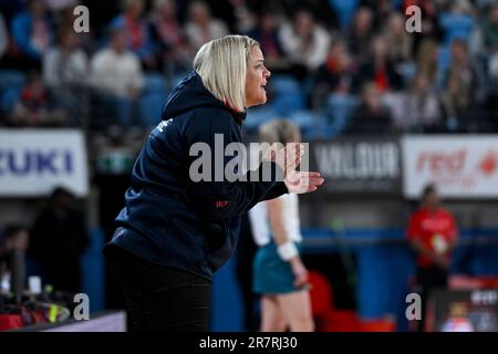 17th giugno 2023; Ken Rosewall Arena, Sydney, NSW, Australia: Suncorp Super Netball , New South Wales Swifts contro Adelaide Thunderbirds; Briony Akle della NSW Swifts incoraggia la sua squadra Foto Stock