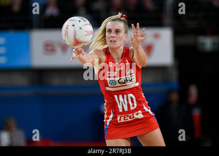 17th giugno 2023; Ken Rosewall Arena, Sydney, NSW, Australia: Suncorp Super Netball , New South Wales Swifts contro Adelaide Thunderbirds; Maddy Turner dei NSW Swifts passa la palla Foto Stock