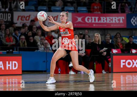 17th giugno 2023; Ken Rosewall Arena, Sydney, NSW, Australia: Suncorp Super Netball, New South Wales Swifts contro Adelaide Thunderbirds; Maddy Turner dei NSW Swifts passa la palla Foto Stock