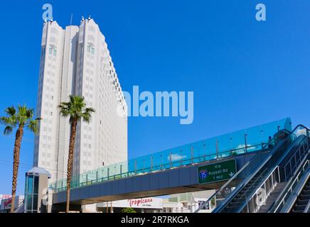 Ponte pedonale vicino al Tropicana Casino hotel Paradise Las Vegas Strip Las Vegas Nevada USA Foto Stock