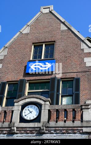 deventer, paesi bassi - 2023-05-26: stazione ferroviaria centrale (1914) - ns nederlandse spoorwegen logo -- [credit: joachim affeldt - larger format av Foto Stock