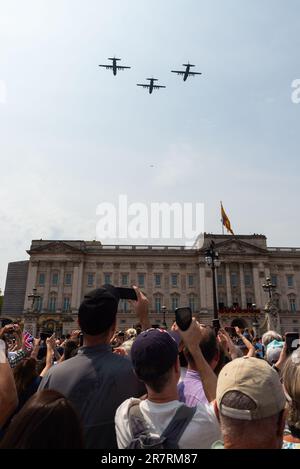 The Mall, Westminster, Londra, Regno Unito. 17th Giu, 2023. La RAF ritirerà i suoi aerei da trasporto Lockheed C-130 Hercules alla fine di giugno e 3 dei venerabili cavalli da lavoro hanno partecipato al FYPast del compleanno del Re, probabilmente la loro ultima apparizione pubblica. Il C-130 è entrato nel servizio RAF nel 1966 e diversi modelli sono stati in servizio con squadroni RAF in azioni in tutto il mondo da allora, tra cui operazioni umanitarie e di mantenimento della pace – come le evacuazioni dal Sudan nel mese di maggio. Le attuali varianti C-130J nel flypast saranno probabilmente vendute a forze aeree straniere Foto Stock