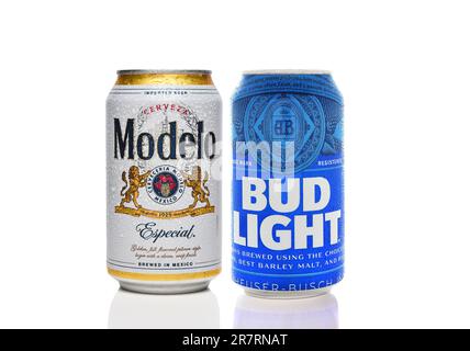 IRVINE, CALIFORNIA - 15 GIU 2023: Una lattina di Modelo Especial e Una lattina di Bud Light su bianco. I due marchi si battono per il posto numero 1 nelle vendite USA. Foto Stock