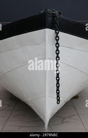 LONG BEACH, CALIFORNIA - 14 GIU 2023: Primo piano della prua di una scialuppa di salvataggio al Queen Mary Hotel. Foto Stock