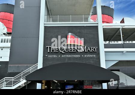 LONG BEACH, CALIFORNIA - 14 GIUGNO 2023: Cartello all'entrata del Queen Mary Hotel. Foto Stock