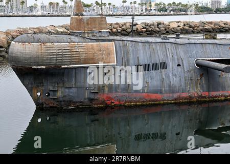 LONG BEACH, CALIFORNIA - 14 GIU 2023: Il sottomarino di classe Foxtrot dell'era sovietica di Scorpion al Queen Mary Hotel. Foto Stock