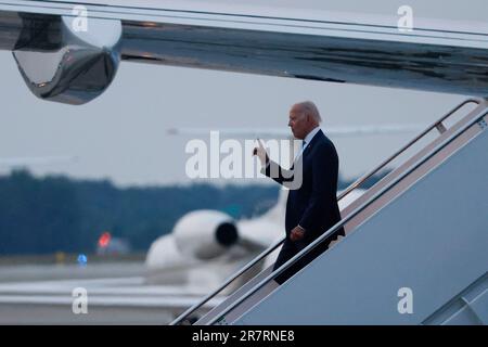 Base congiunta Andrews, Maryland, USA. 16th giugno, 2023. Il presidente DEGLI STATI UNITI Joe Biden esce dall'Air Force One presso la Joint base Andrews, Maryland, USA, venerdì 16 giugno, 2023. Biden si è recato nel Connecticut per parlare al National Safer Communities Summit, un incontro delle principali organizzazioni di riforma delle armi di nations. Credito: Ting Shen/Pool tramite CNP/dpa/Alamy Live News Foto Stock