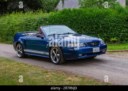 199 Blue White, Ford Mustang GT Cabrio. Una gamma di appassionati di veicoli rari, eccitanti e insoliti e partecipanti alla vetrina del Worden Park Motor Village, Leyland Festival, Regno Unito Foto Stock