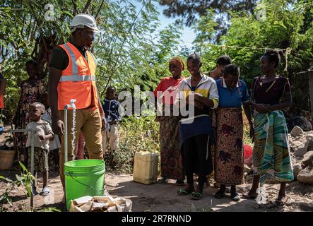 (230617) -- MWANZA, 17 giugno 2023 (Xinhua) -- Kelvin (fronte) aiuta gli abitanti del villaggio locale con accesso all'acqua potabile a Misungwi della regione di Mwanza, Tanzania, 13 giugno 2023. La regione di Mwanza si trova nel nord-ovest della Tanzania, al confine con le sponde meridionali del Lago Vittoria, il più grande lago d'acqua dolce dell'Africa e il secondo più grande del mondo. Purtroppo, a causa delle infrastrutture inadeguate, i residenti che vivono lungo il lago hanno affrontato problemi di scarsità idrica. Kelvin Josephat Kituruka, nativo di Mwanza, è entrato a far parte della China Civil Engineering Construction Corporation (CCECC) come motore di qualità Foto Stock