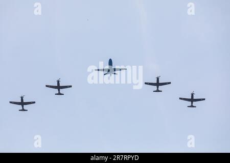 The Mall, Londra, Regno Unito. 17 giugno 2023. Un Phenom della RAF con quattro Texan T1 che volano giù per il Mall come parte di un volo aereo del 70 per il compleanno di sua Maestà il Re. Gli aerei erano della Royal Navy, dell'esercito britannico e della Royal Air Force. Crediti: Stuart Robertson/Alamy Live News Foto Stock