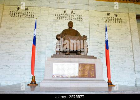 La grande statua di bronzo gigante di Chiang Kai-shek nella camera principale del Chiang Kai-shek Memorial Hall, Taipei, Taiwan Foto Stock