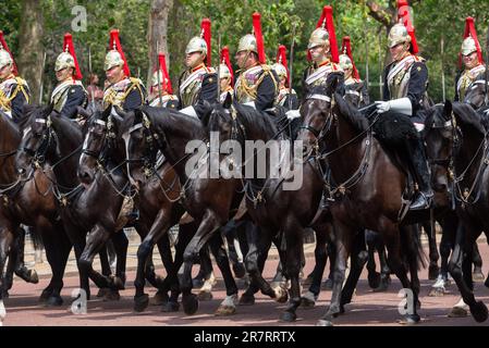 The Mall, Westminster, Londra, Regno Unito. 17th Giu, 2023. La famiglia reale e le bande e le truppe massaggiate hanno viaggiato indietro giù il Mall da Horse Guards Parade verso Buckingham Palace dopo la cerimonia di Trooping of the Colour. È il primo sotto il regno di Carlo III Blues & Royals della Cavalleria domestica Foto Stock