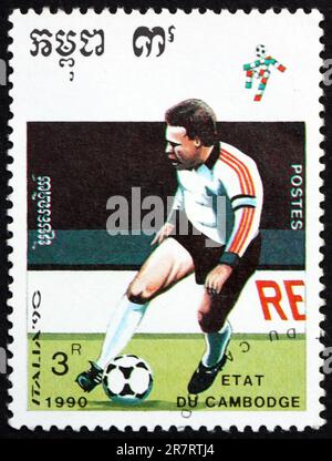 CAMBOGIA - CIRCA 1990: Un francobollo stampato in Cambogia mostra giocatore di calcio in azione, 1990 World Cup Soccer Championships, Italia, circa 1990 Foto Stock