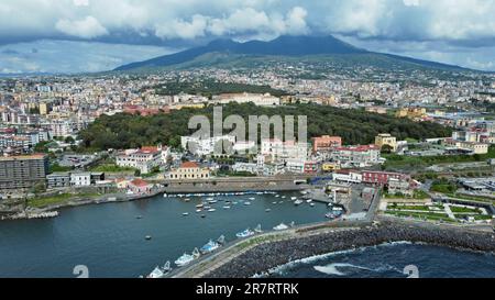 Il porto e la stazione ferroviaria di Ercolano, piccolo porto della città di Napoli, Italia, con sullo sfondo il Vesuvio Foto Stock