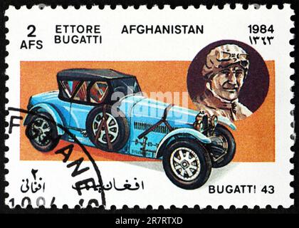 AFGHANISTAN - CIRCA 1984: Un francobollo stampato in Afghanistan mostra Ettore Bugatti (1881-1947), tipo 43 auto classica, Italia, circa 1984 Foto Stock