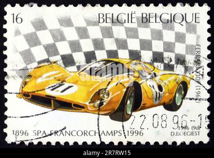 BELGIO - CIRCA 1996: Un francobollo stampato in Belgio mostra 1967 Ferrari 330P, gare automobilistiche a Spa, centenario, circa 1996 Foto Stock