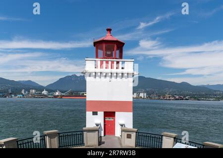 Vancouver, BC, Canada-Luglio 2022; Vista della torre quadrata a strisce rosse e bianche costruita nel 1914 del Faro di Brockton Point a Stanley Park con pulmino Nord Foto Stock